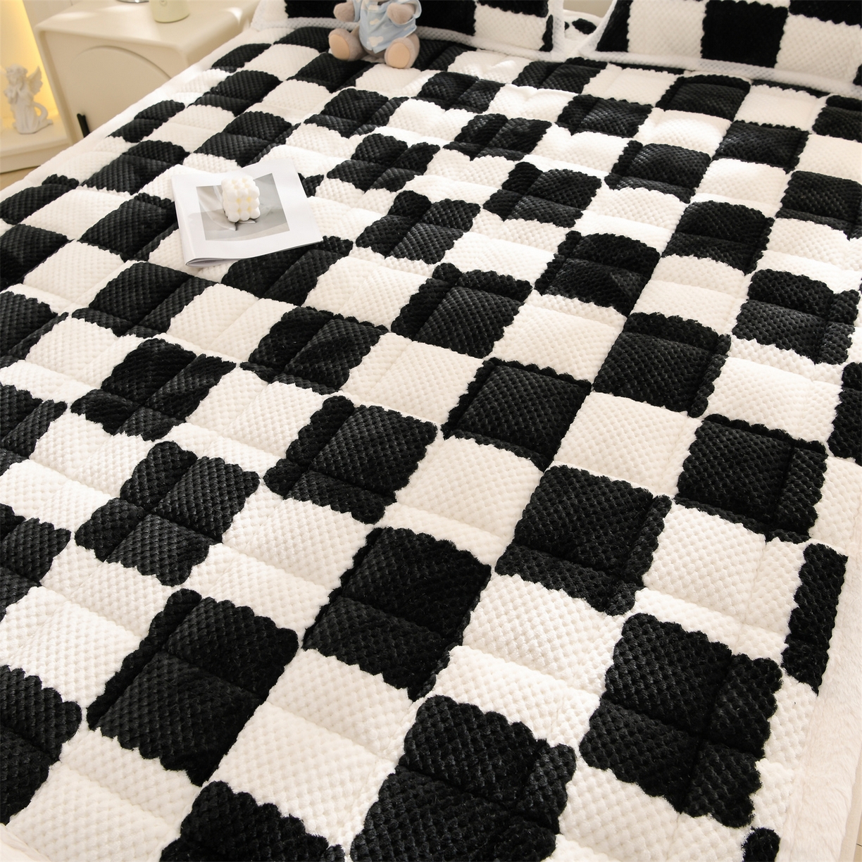 91家纺网 家纺一手货源 找家纺 云木里 2025新款豆豆绒床垫床褥床护垫 黑白