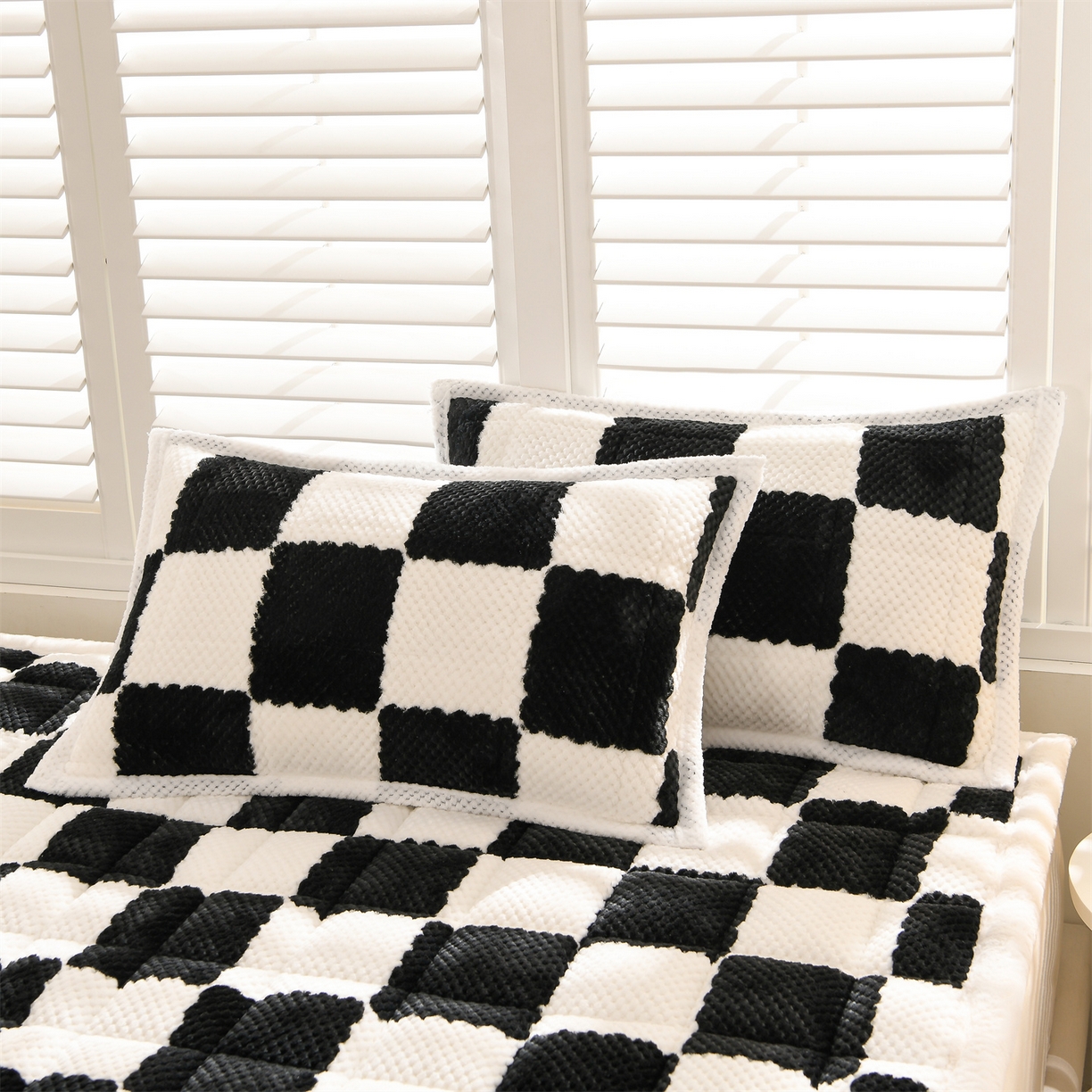 91家纺网 家纺一手货源 找家纺 云木里 2025新款豆豆绒床垫床褥床护垫 黑白