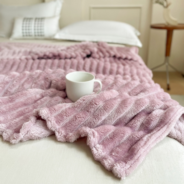 91家纺网 家纺一手货源 找家纺 安琪家纺 2025新款280克直播爆品兔毛绒高克重多功能抽条毛毯盖毯午睡毯跨境外贸 紫色