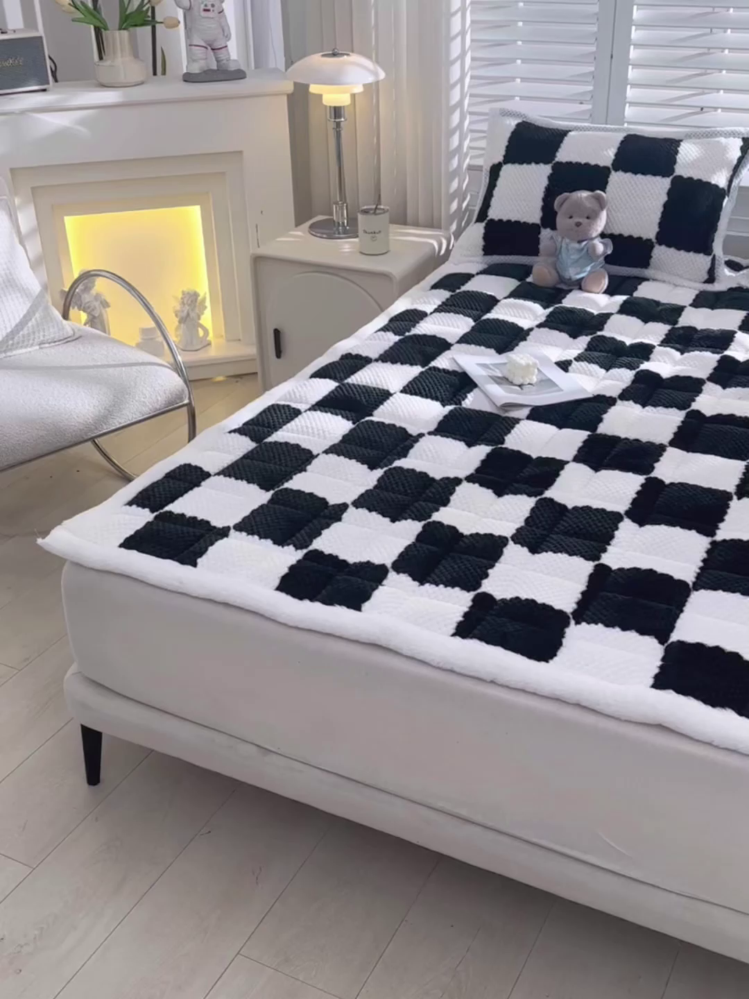 91家纺网 家纺一手货源 找家纺 云木里 2025新款豆豆绒床垫床褥床护垫 黑白