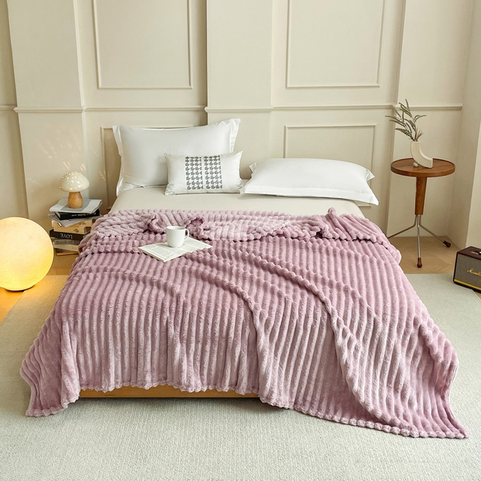 91家纺网 家纺一手货源 找家纺 安琪家纺 2025新款280克直播爆品兔毛绒高克重多功能抽条毛毯盖毯午睡毯跨境外贸 紫色