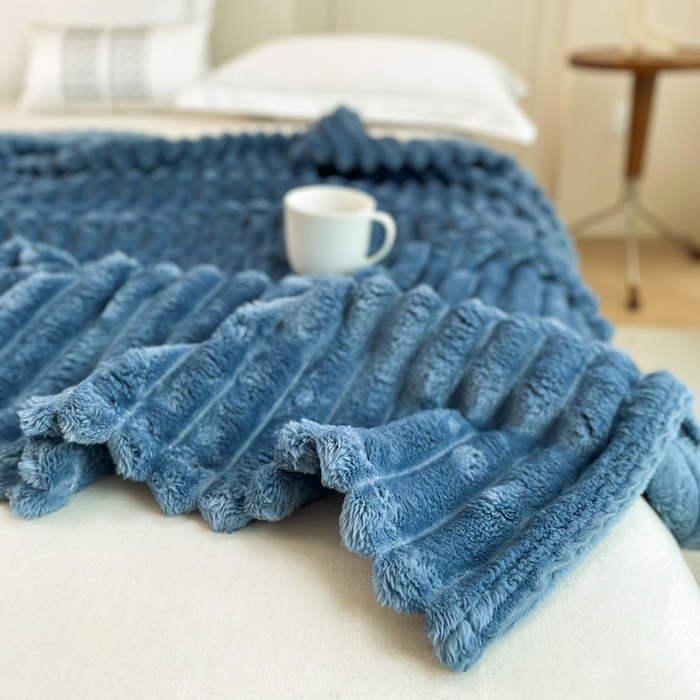 91家纺网 家纺一手货源 找家纺 安琪家纺 2025新款280克直播爆品兔毛绒高克重多功能抽条毛毯盖毯午睡毯跨境外贸 藏青
