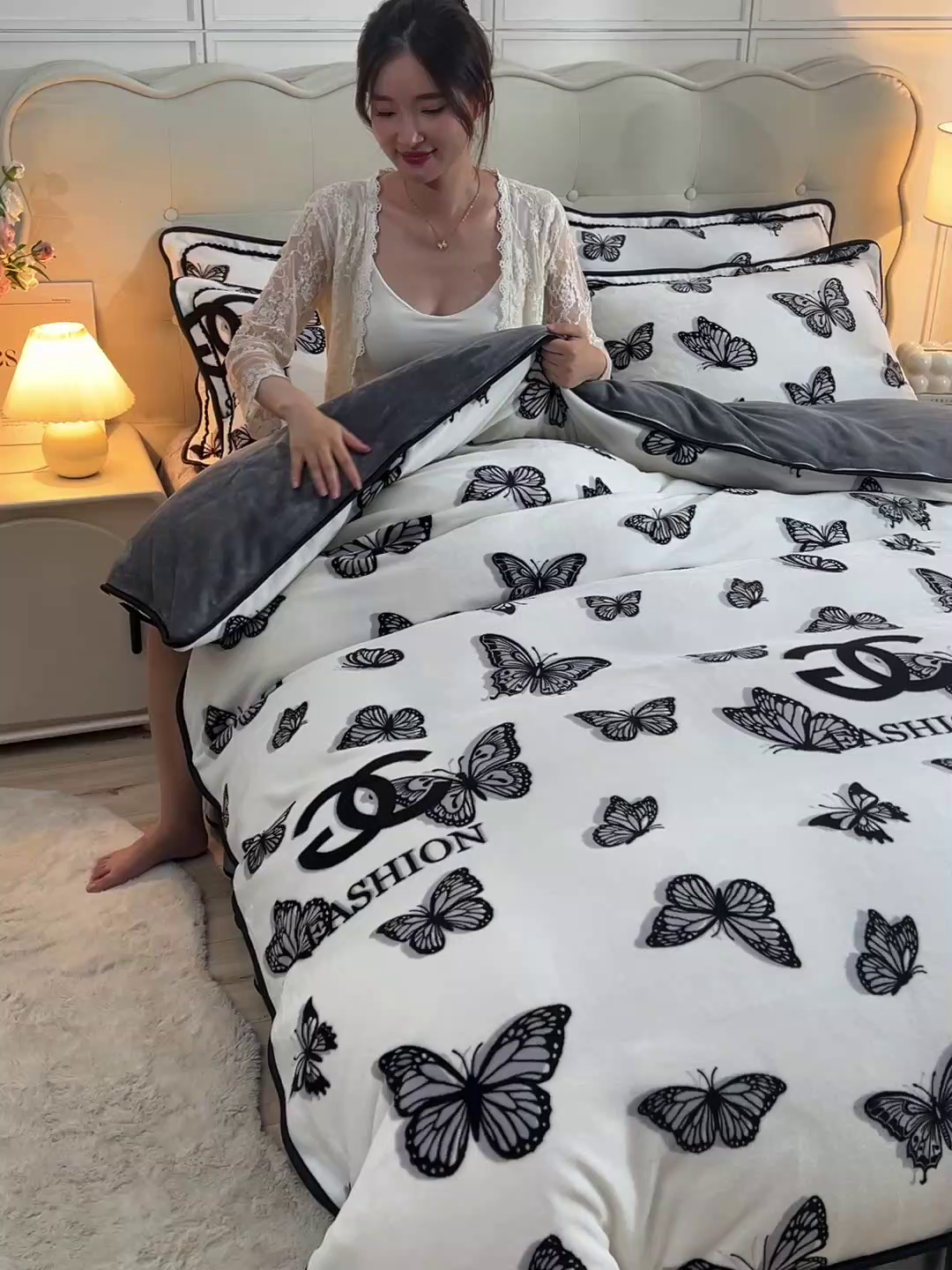 91家纺网 家纺一手货源 找家纺 绒宴 2025新款8.5斤牛奶绒金貂法莱绒床裙款保暖四件套 初遇