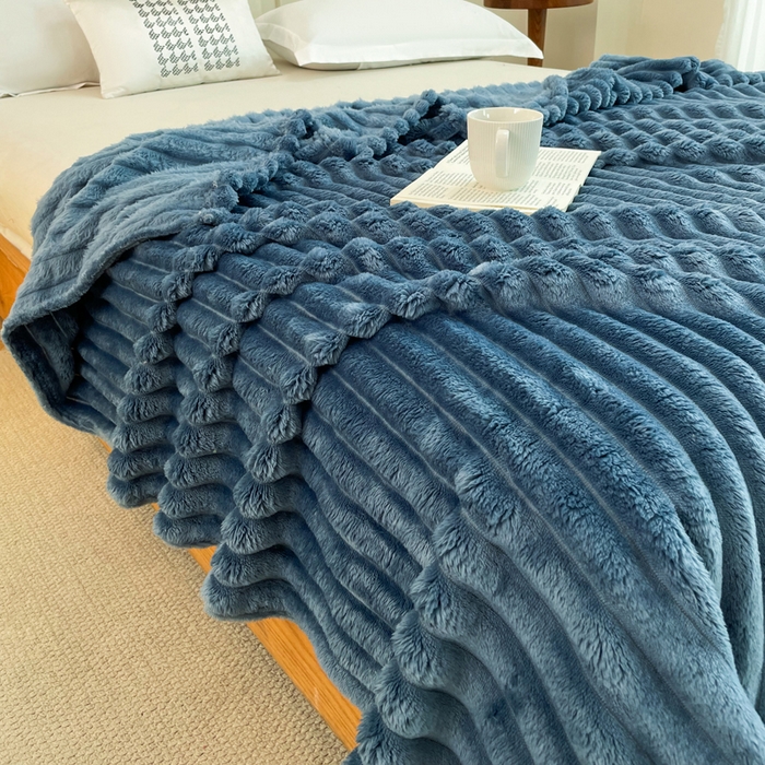 91家纺网 家纺一手货源 找家纺 安琪家纺 2025新款280克直播爆品兔毛绒高克重多功能抽条毛毯盖毯午睡毯跨境外贸 藏青