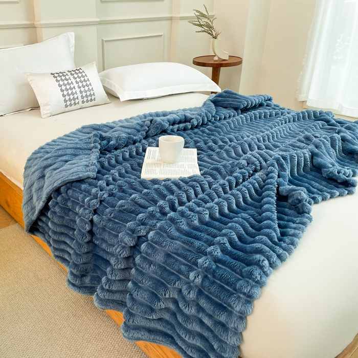 91家纺网 家纺一手货源 找家纺 安琪家纺 2025新款280克直播爆品兔毛绒高克重多功能抽条毛毯盖毯午睡毯跨境外贸 藏青