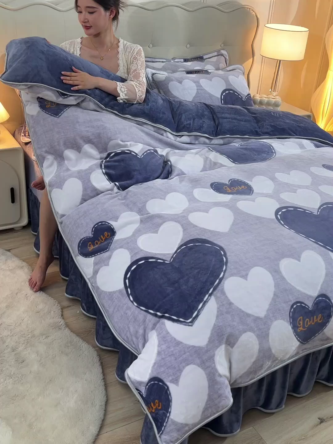 91家纺网 家纺一手货源 找家纺 绒宴 2025新款8.5斤牛奶绒金貂法莱绒床裙款保暖四件套 爱心派对