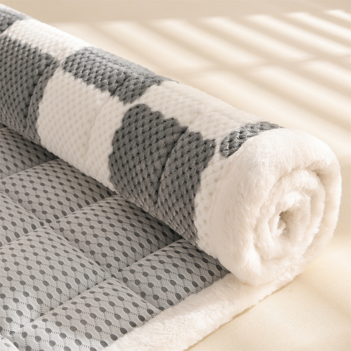 91家纺网 家纺一手货源 找家纺 云木里 2025新款豆豆绒床垫床褥床护垫 浅灰