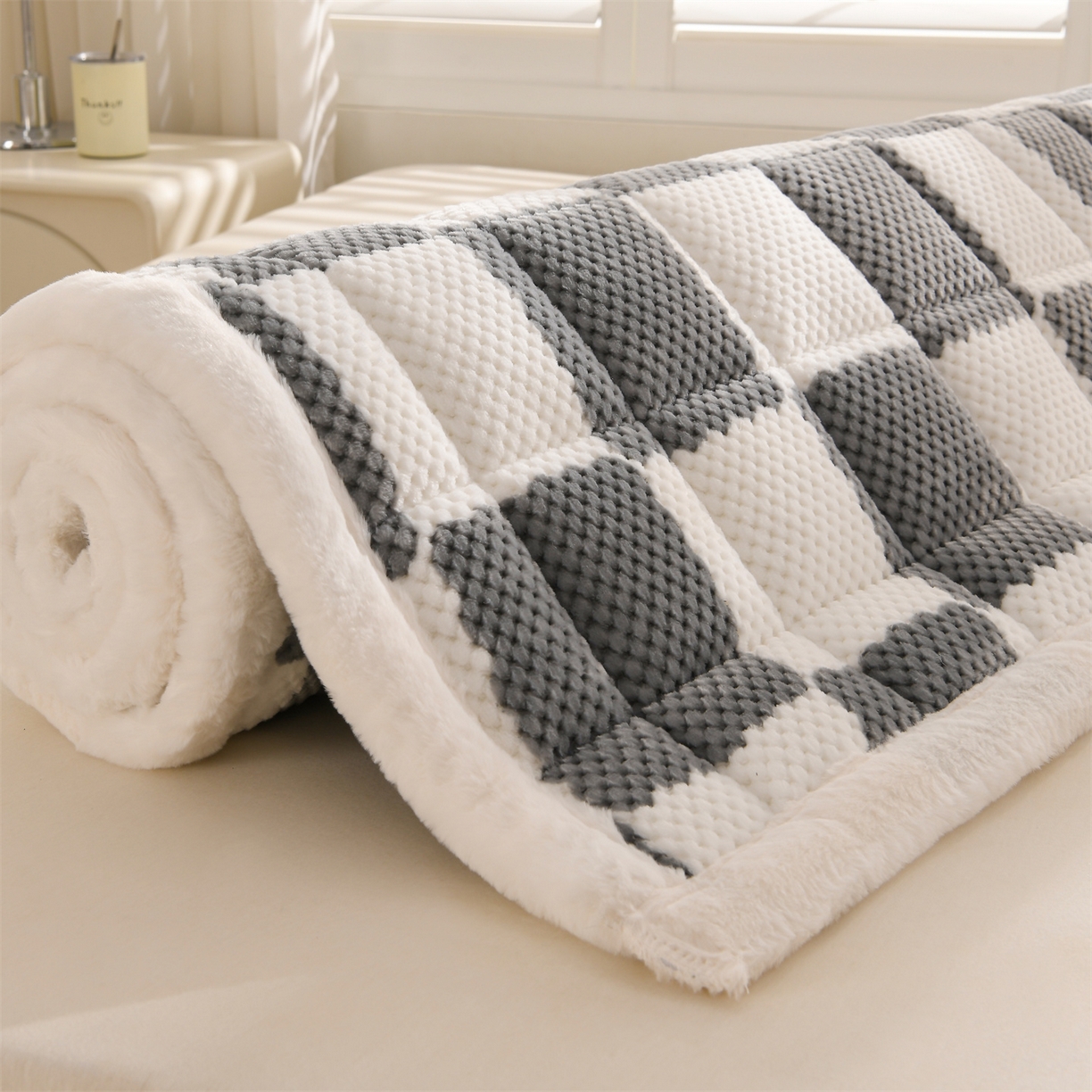 91家纺网 家纺一手货源 找家纺 云木里 2025新款豆豆绒床垫床褥床护垫 浅灰