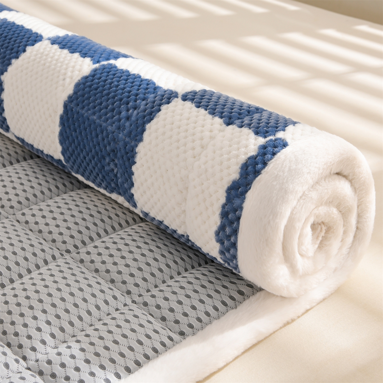 91家纺网 家纺一手货源 找家纺 云木里 2025新款豆豆绒床垫床褥床护垫 雾霾蓝