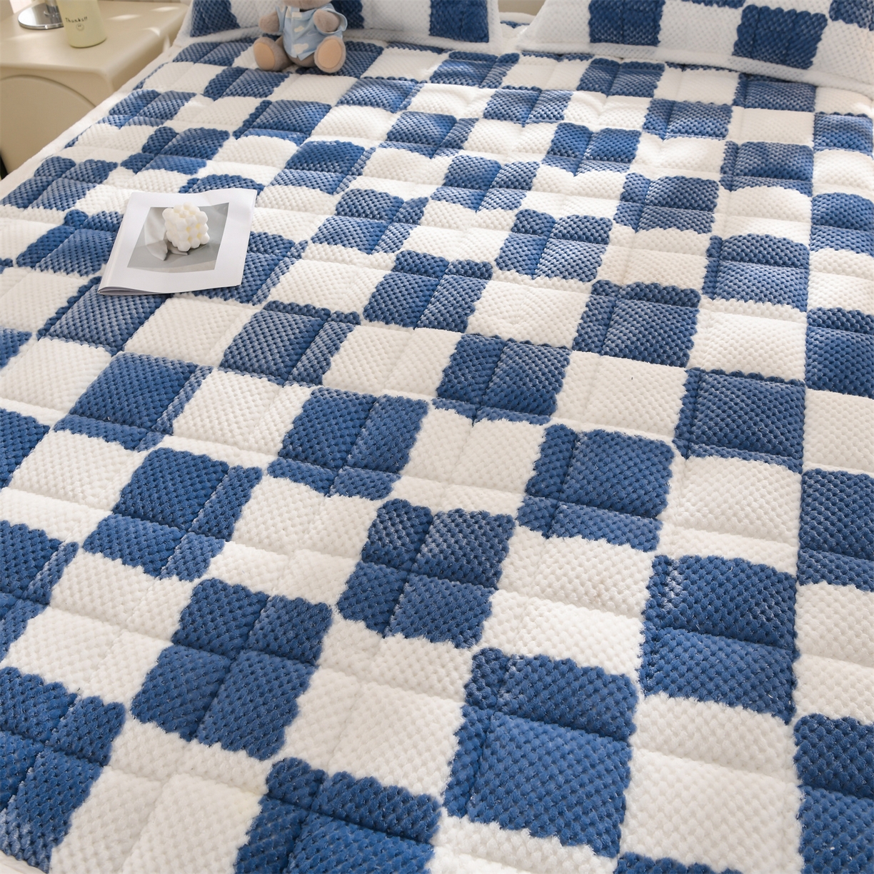 91家纺网 家纺一手货源 找家纺 云木里 2025新款豆豆绒床垫床褥床护垫 雾霾蓝