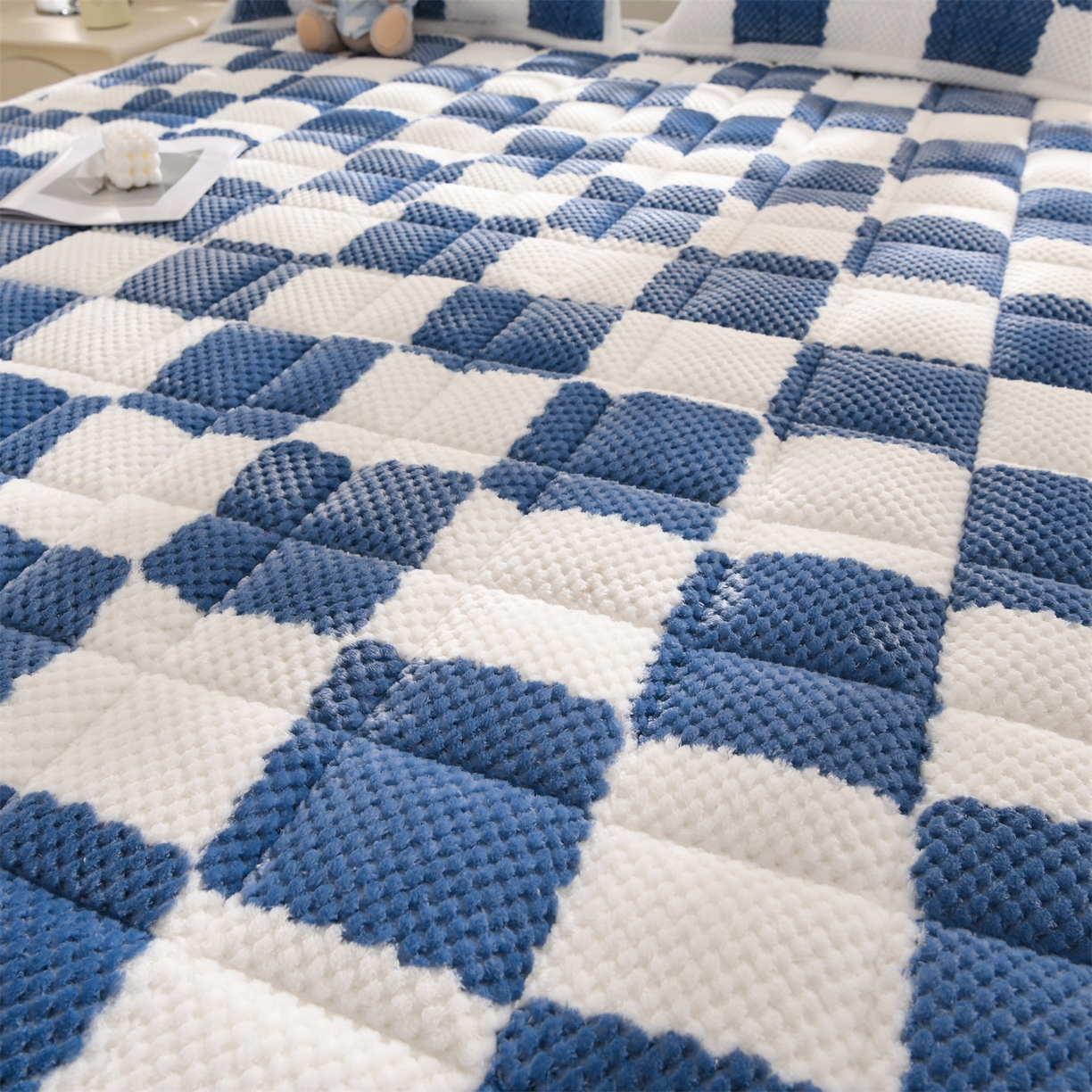 91家纺网 家纺一手货源 找家纺 云木里 2025新款豆豆绒床垫床褥床护垫 雾霾蓝