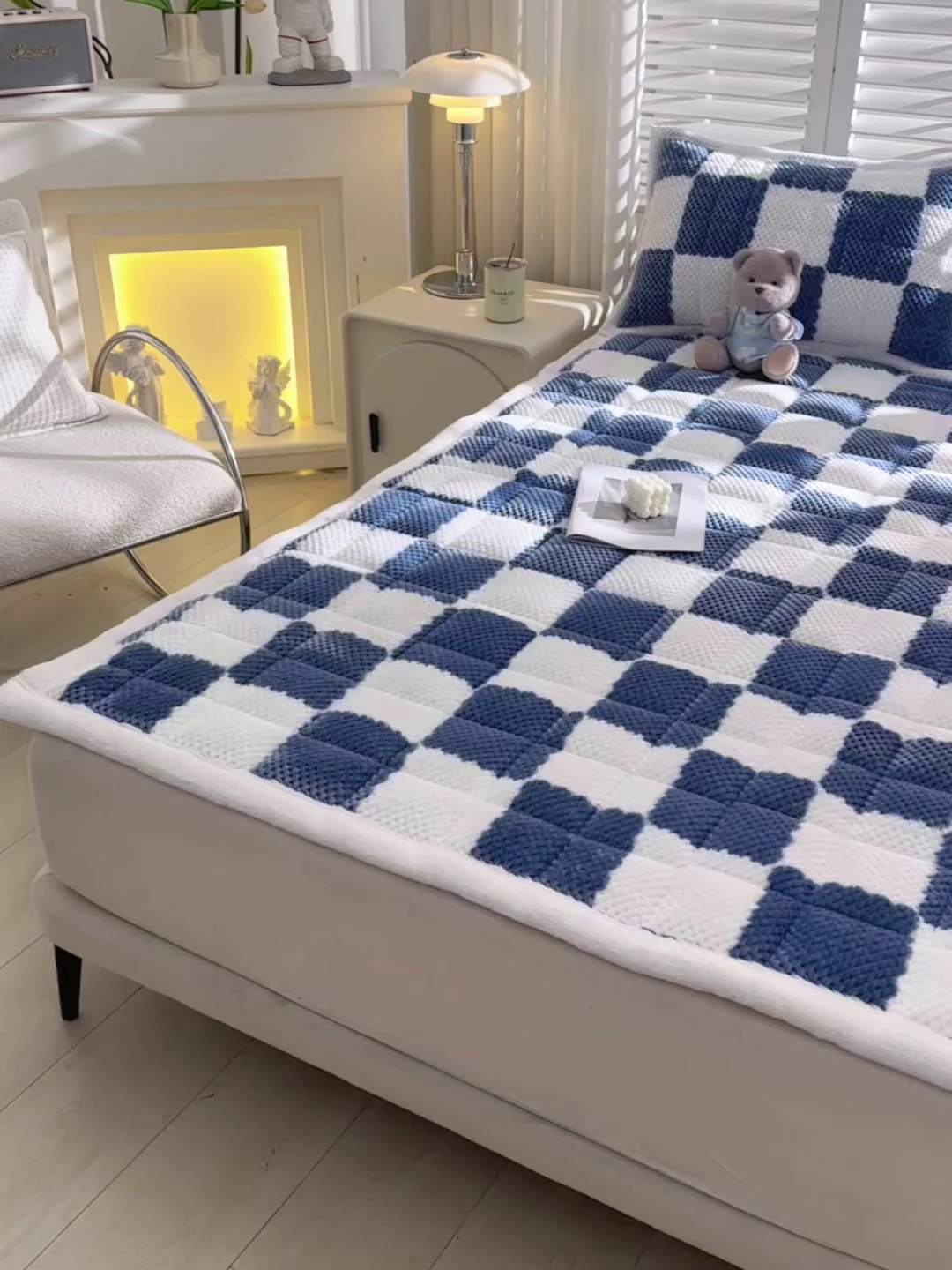 91家纺网 家纺一手货源 找家纺 云木里 2025新款豆豆绒床垫床褥床护垫 雾霾蓝