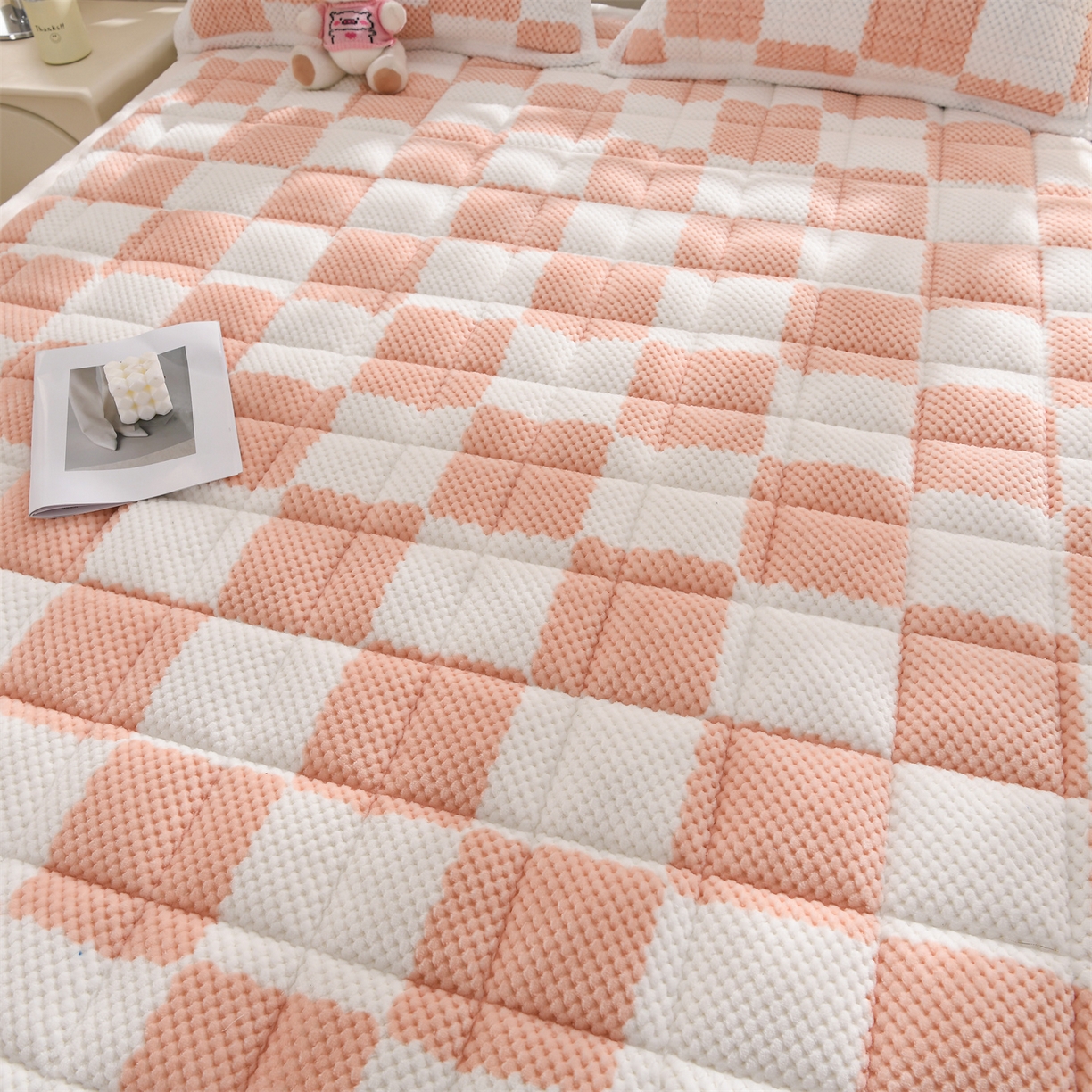 91家纺网 家纺一手货源 找家纺 云木里 2025新款豆豆绒床垫床褥床护垫 樱花粉