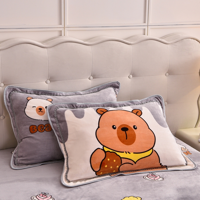 91家纺网 家纺一手货源 找家纺 绒宴 2025新款8.5斤牛奶绒金貂法莱绒床裙款保暖四件套 萌豚卡皮