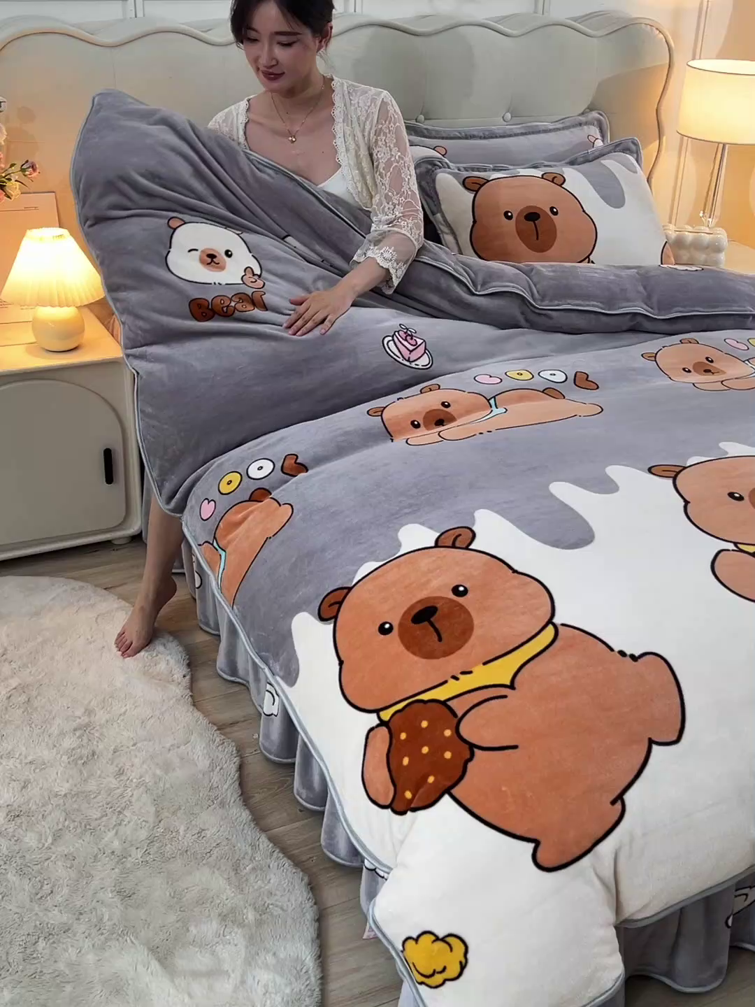 91家纺网 家纺一手货源 找家纺 绒宴 2025新款8.5斤牛奶绒金貂法莱绒床裙款保暖四件套 萌豚卡皮