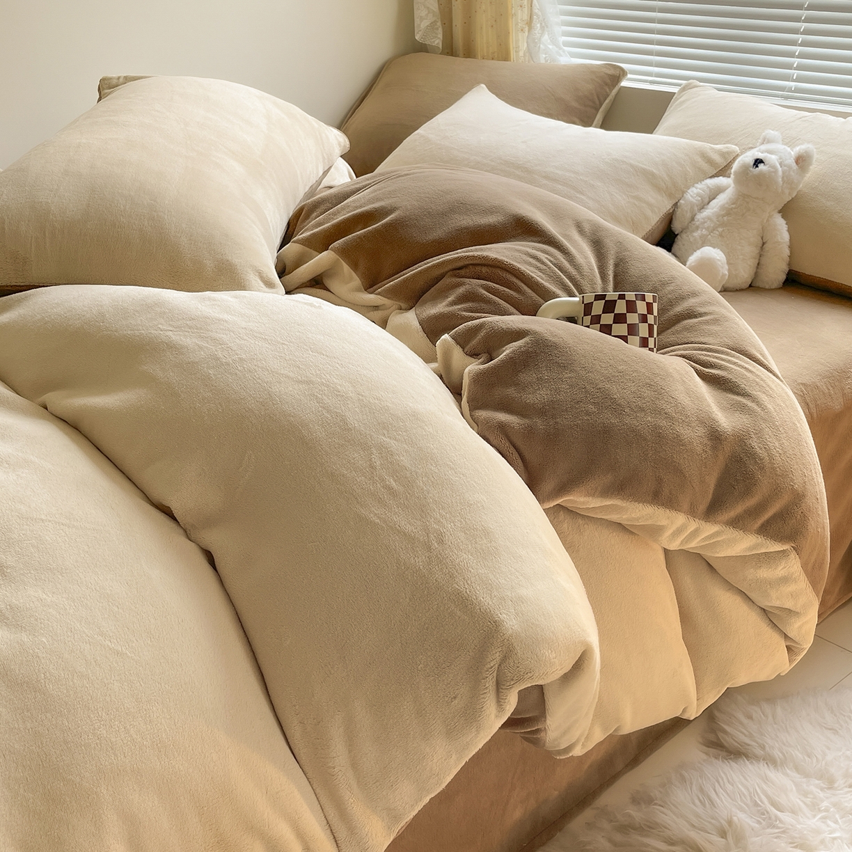 91家纺网 家纺一手货源 找家纺 蓝极人 2025新款纯色双拼牛奶绒四件套190克 米杏+茶咖