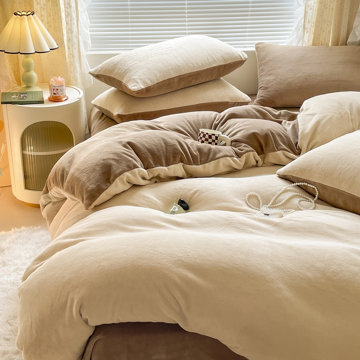 91家纺网 家纺一手货源 找家纺 蓝极人 2025新款纯色双拼牛奶绒四件套190克 米杏+茶咖