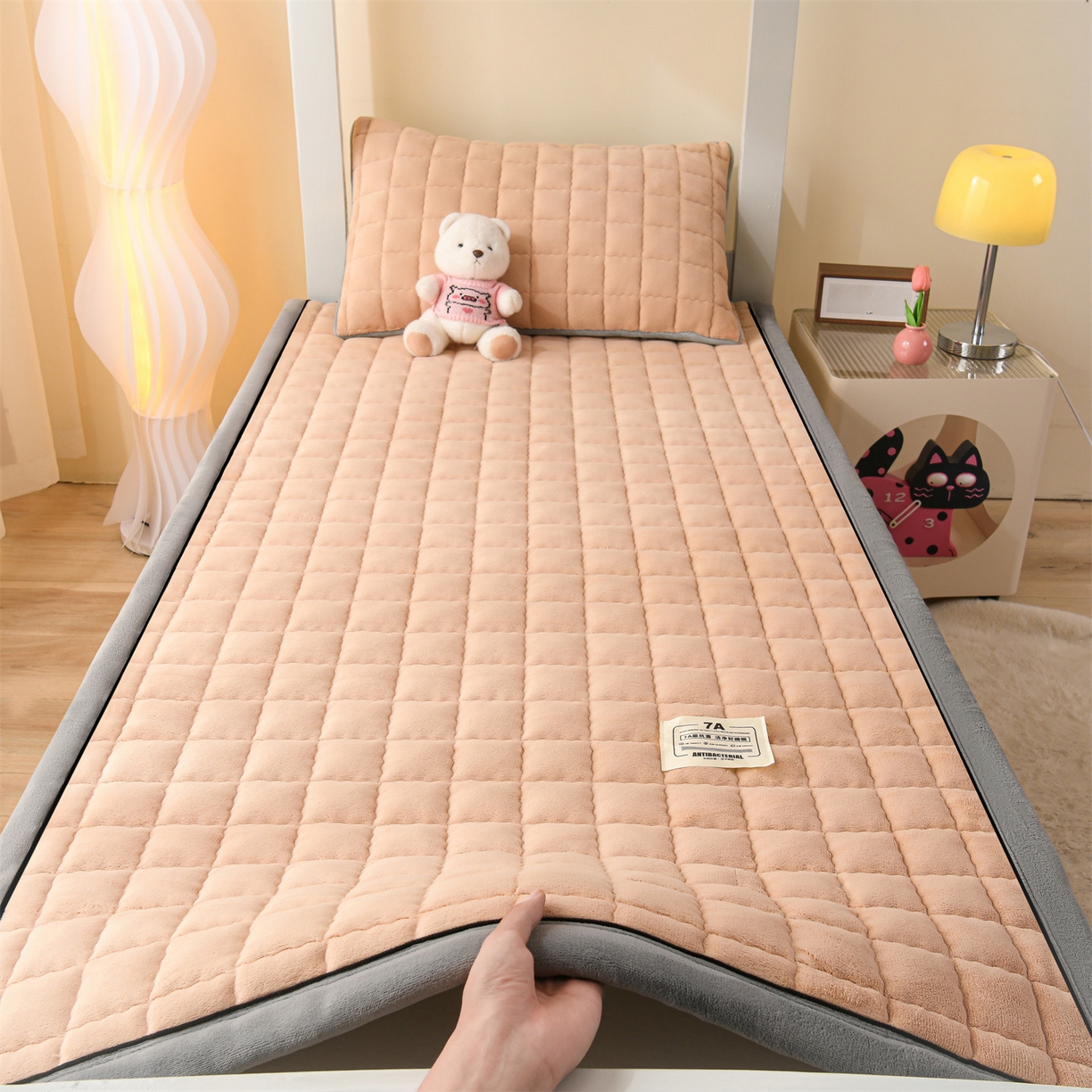 91家纺网 家纺一手货源 找家纺 云木里 2025新款240克臻棉绒和煦春风宿舍床垫上下铺床垫学生床- 和煦春风-米驼