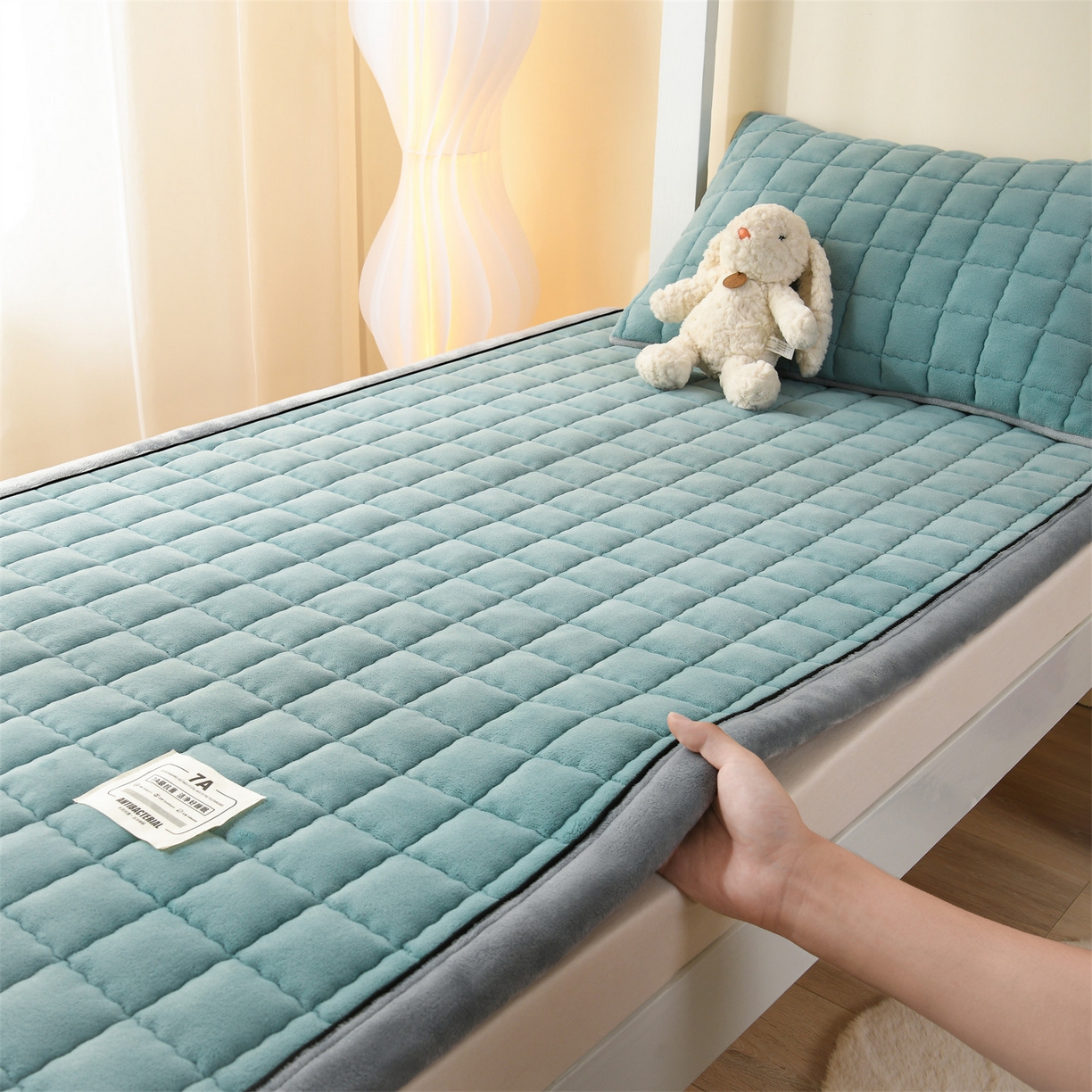 91家纺网 家纺一手货源 找家纺 云木里 2025新款240克臻棉绒和煦春风宿舍床垫上下铺床垫学生床- 和煦春风-松针墨