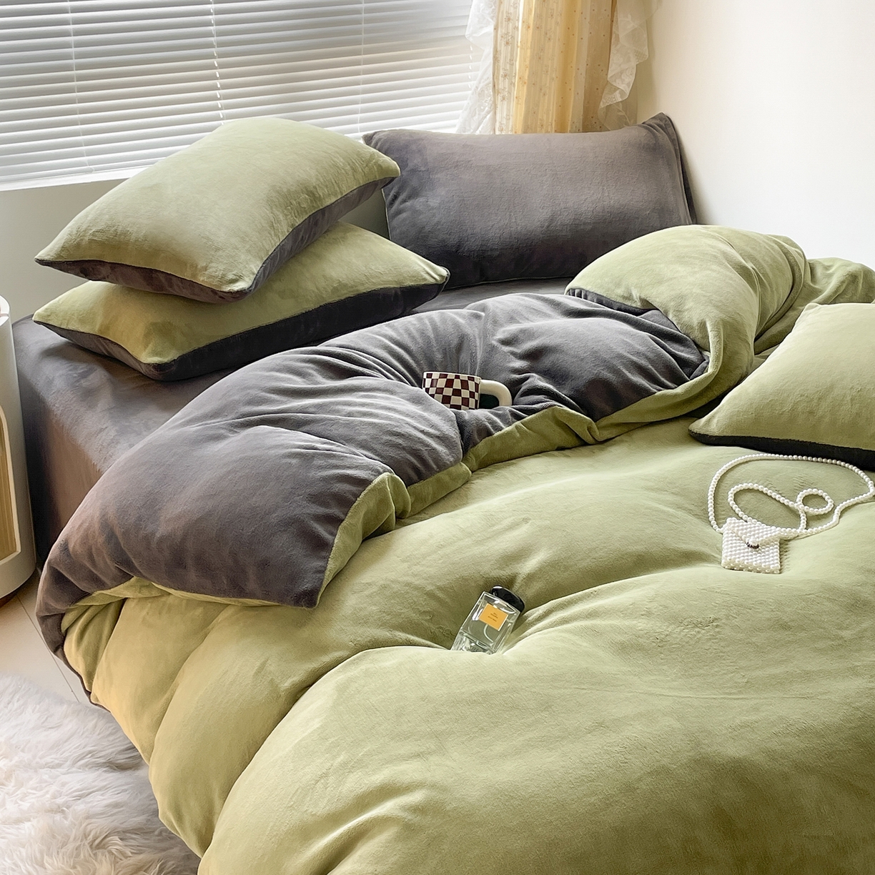 91家纺网 家纺一手货源 找家纺 蓝极人 2025新款纯色双拼牛奶绒四件套190克 榄绿+深灰