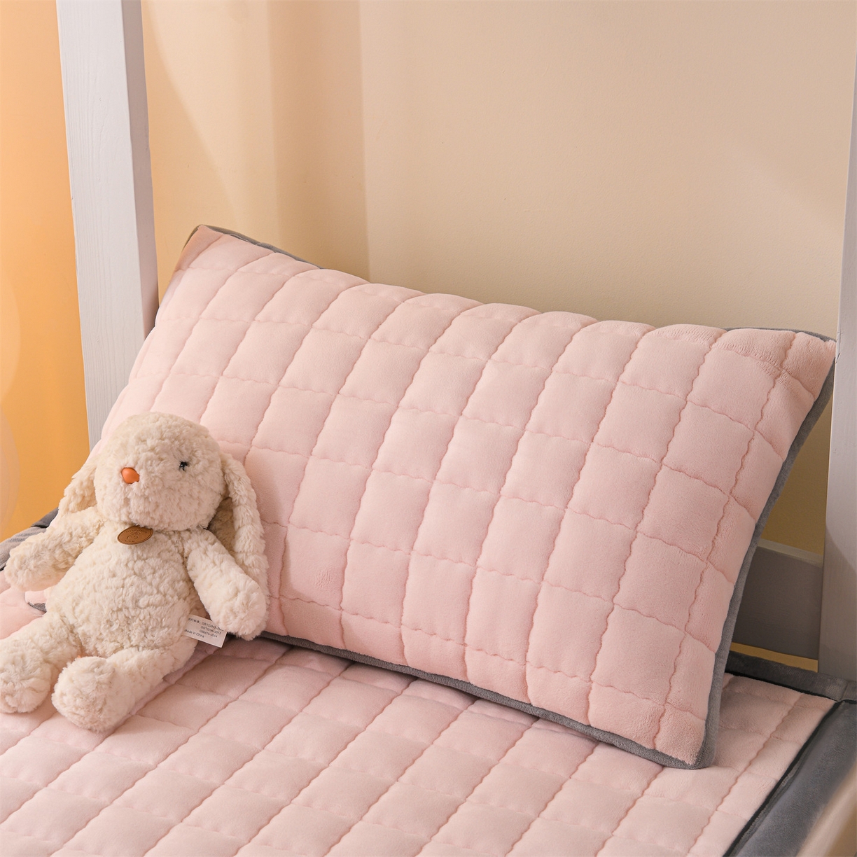 91家纺网 家纺一手货源 找家纺 云木里 2025新款240克臻棉绒和煦春风宿舍床垫上下铺床垫学生床- 和煦春风-雾桃