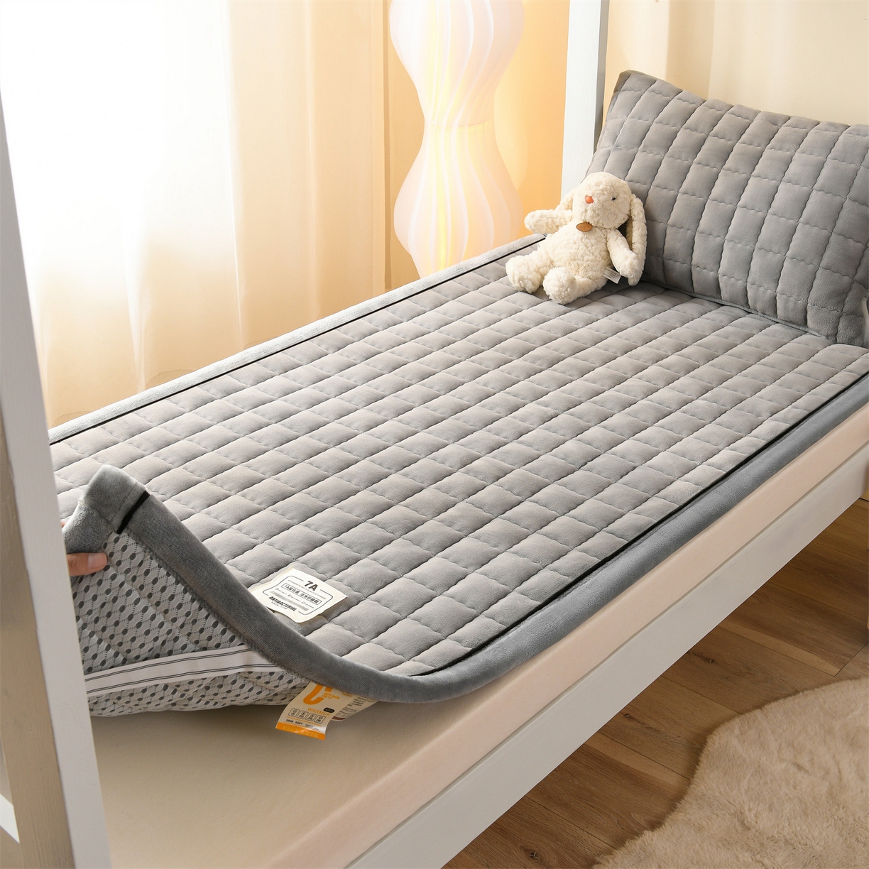 91家纺网 家纺一手货源 找家纺 云木里 2025新款240克臻棉绒和煦春风宿舍床垫上下铺床垫学生床- 和煦春风-象灰