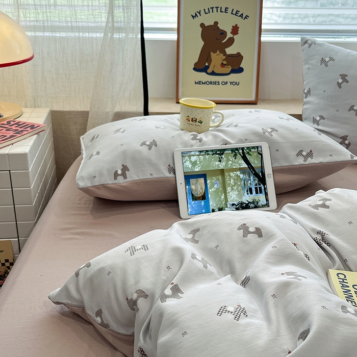 91家纺网 家纺一手货源 找家纺 金梦拉2025新款A类提花人字纹小布袋款四件套小木马