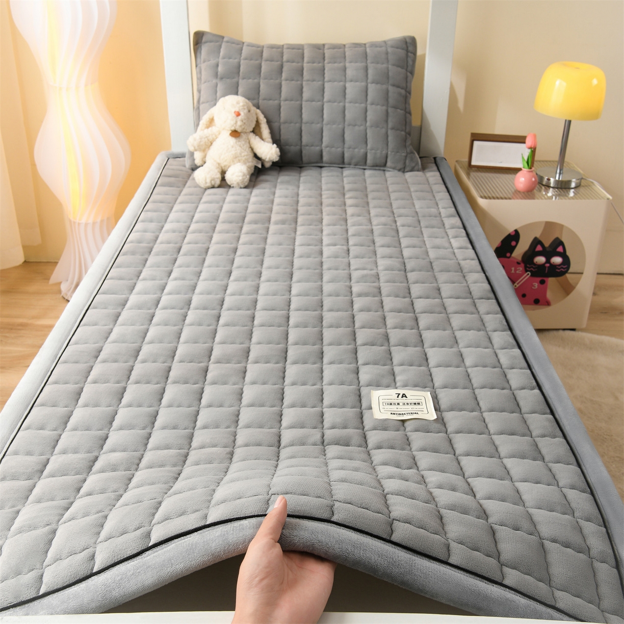 91家纺网 家纺一手货源 找家纺 云木里 2025新款240克臻棉绒和煦春风宿舍床垫上下铺床垫学生床- 和煦春风-象灰