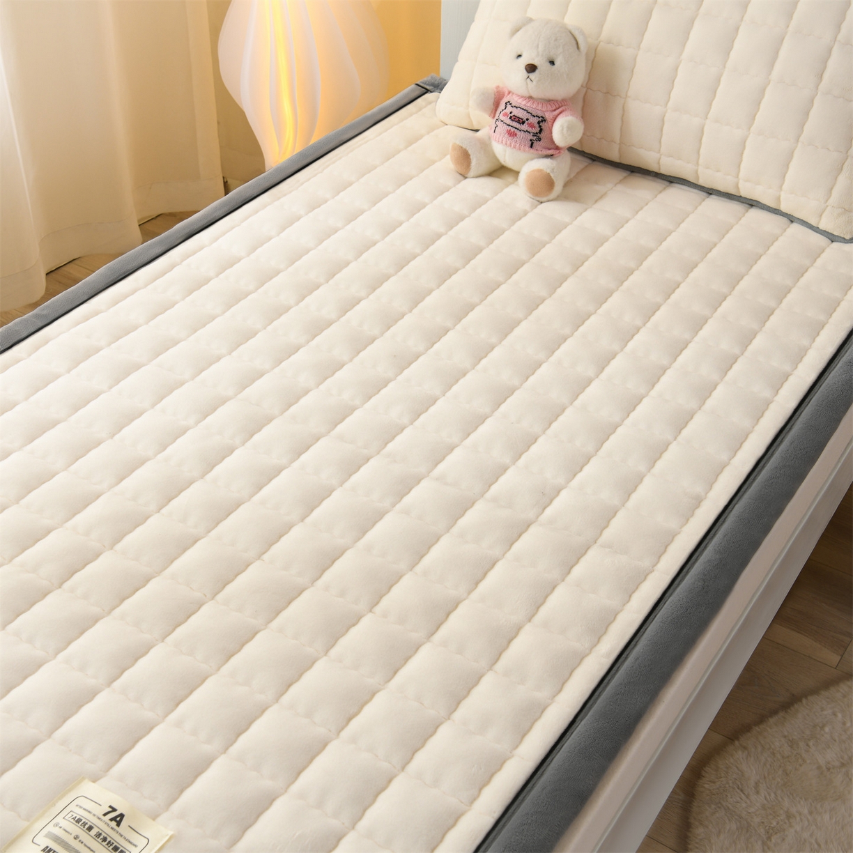 91家纺网 家纺一手货源 找家纺 云木里 2025新款240克臻棉绒和煦春风宿舍床垫上下铺床垫学生床- 和煦春风-杏仁米