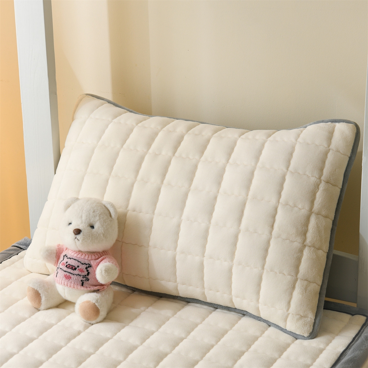 91家纺网 家纺一手货源 找家纺 云木里 2025新款240克臻棉绒和煦春风宿舍床垫上下铺床垫学生床- 和煦春风-杏仁米