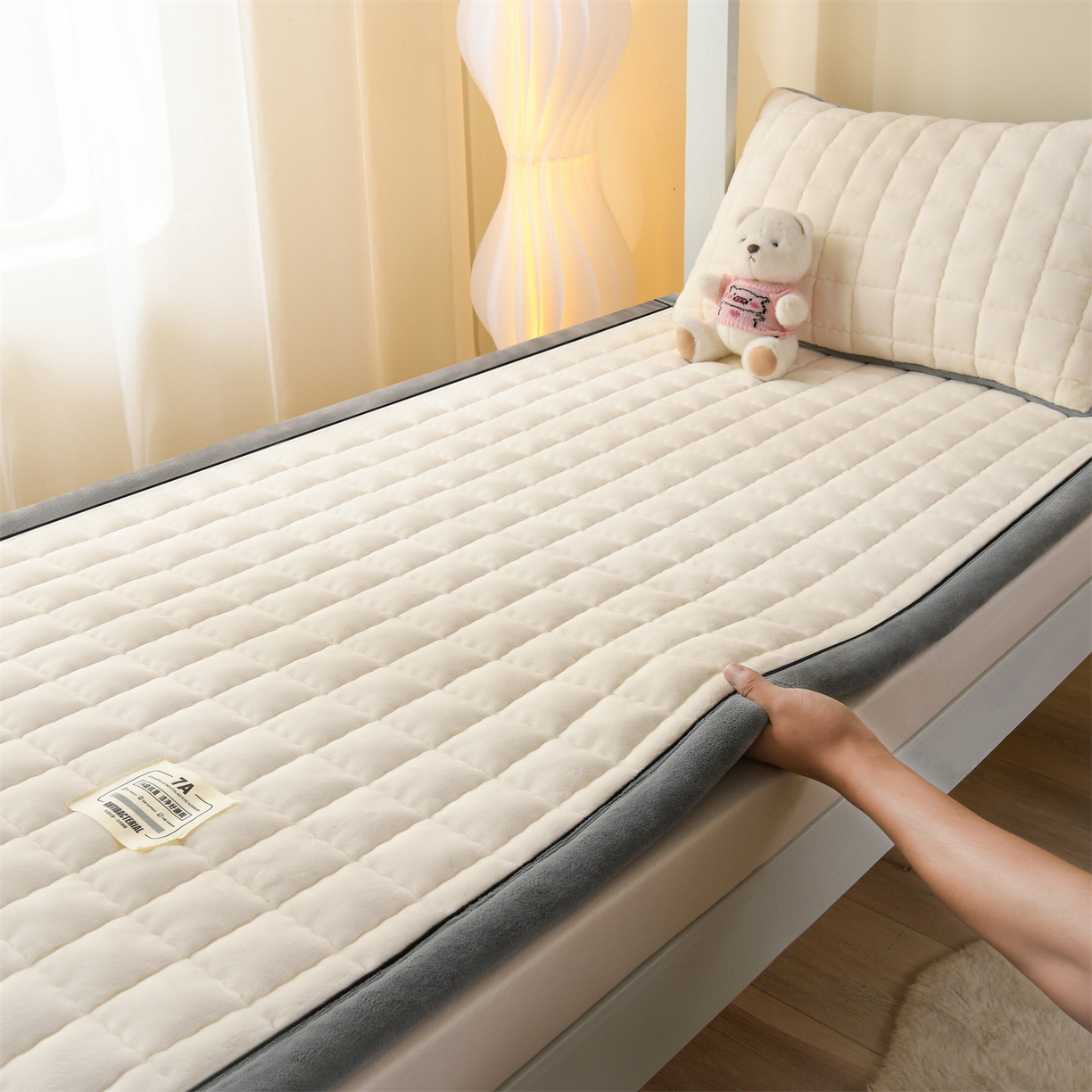 91家纺网 家纺一手货源 找家纺 云木里 2025新款240克臻棉绒和煦春风宿舍床垫上下铺床垫学生床- 和煦春风-杏仁米