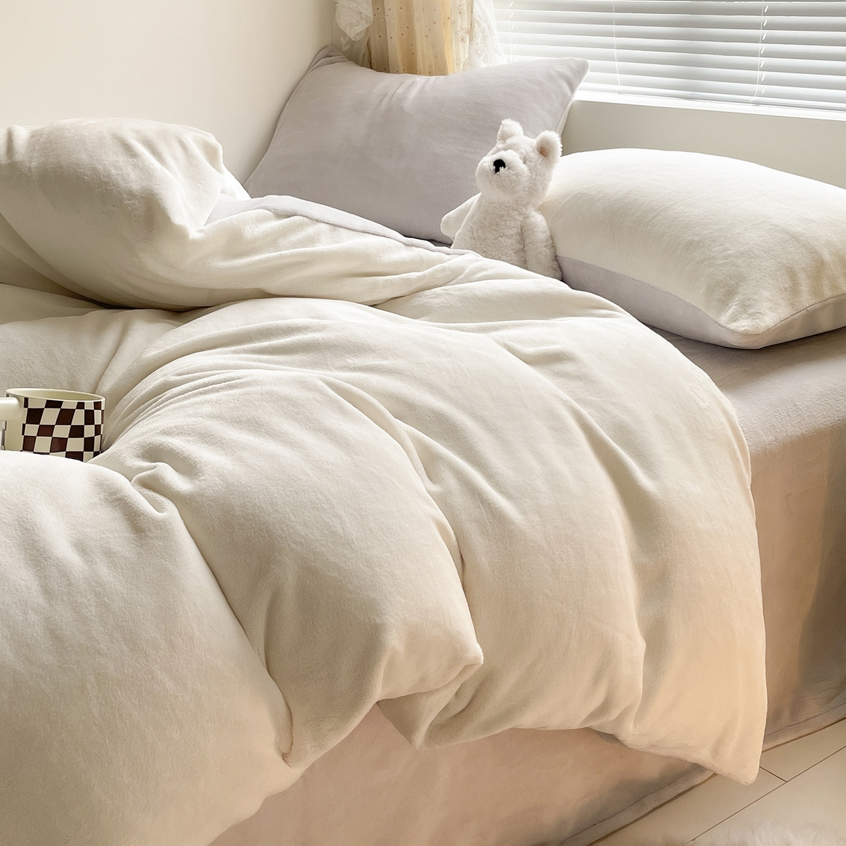 91家纺网 家纺一手货源 找家纺 蓝极人 2025新款纯色双拼牛奶绒四件套190克 米白+米灰