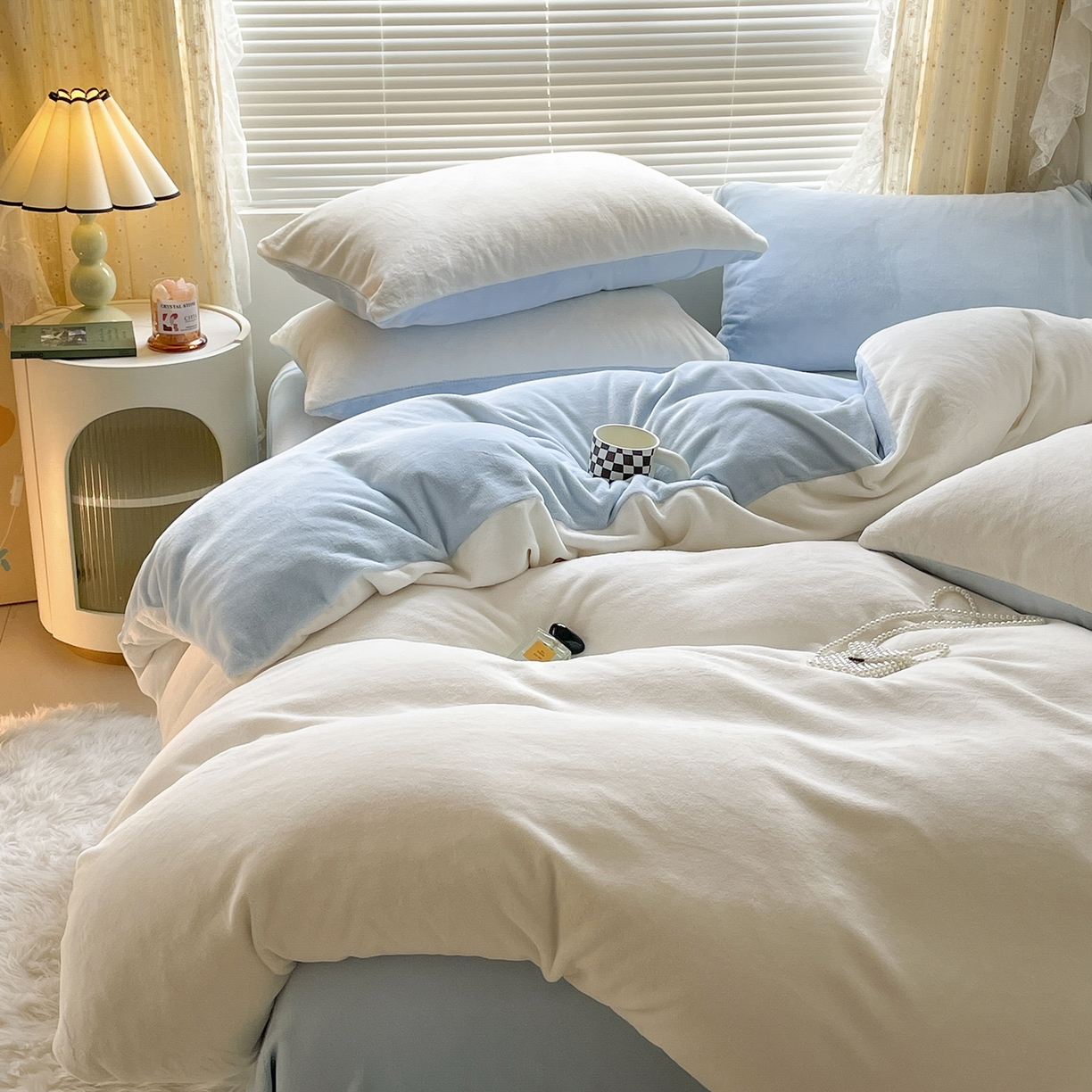 91家纺网 家纺一手货源 找家纺 蓝极人 2025新款纯色双拼牛奶绒四件套190克 米白+浅蓝