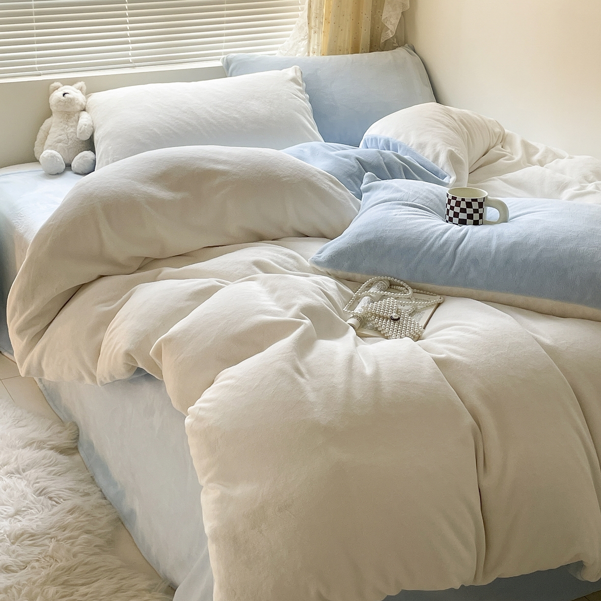 91家纺网 家纺一手货源 找家纺 蓝极人 2025新款纯色双拼牛奶绒四件套190克 米白+浅蓝