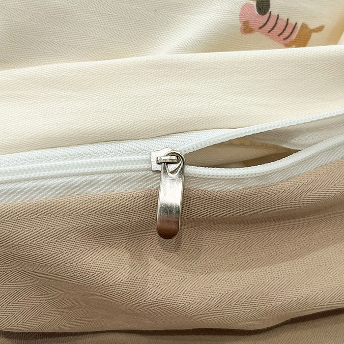 91家纺网 家纺一手货源 找家纺  金梦拉2025新款A类提花人字纹小布袋款四件套椰椰奶狗