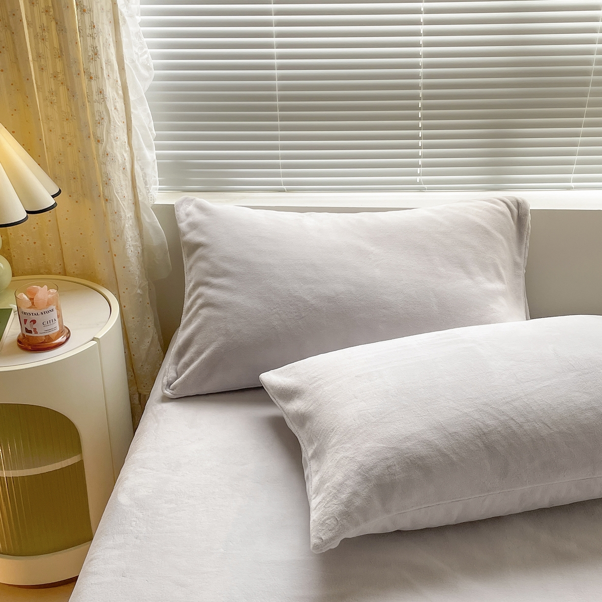 91家纺网 家纺一手货源 找家纺 蓝极人 2025新款纯色双拼牛奶绒四件套190克 米灰