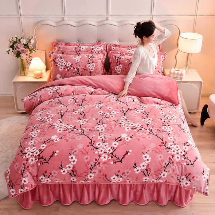 91家纺网 家纺一手货源 找家纺 绒宴 2025新款8.5斤牛奶绒金貂法莱绒床裙款保暖四件套 蔷薇密语