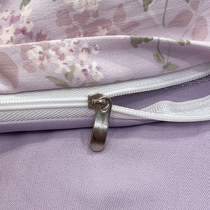 91家纺网 家纺一手货源 找家纺  金梦拉2025新款A类提花人字纹小布袋款四件套紫藤香