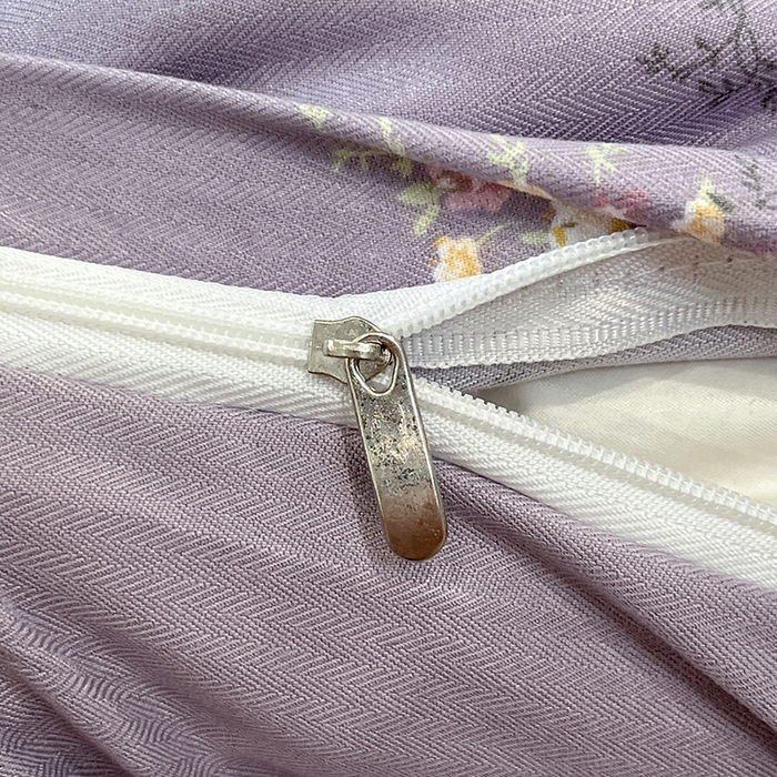 91家纺网 家纺一手货源 找家纺  金梦拉2025新款A类提花人字纹小布袋款四件套紫薰