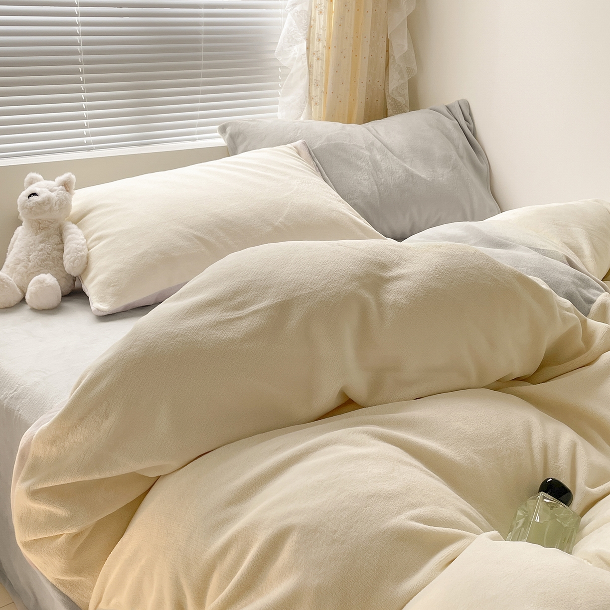 91家纺网 家纺一手货源 找家纺 蓝极人 2025新款纯色双拼牛奶绒四件套190克 奶黄+米灰