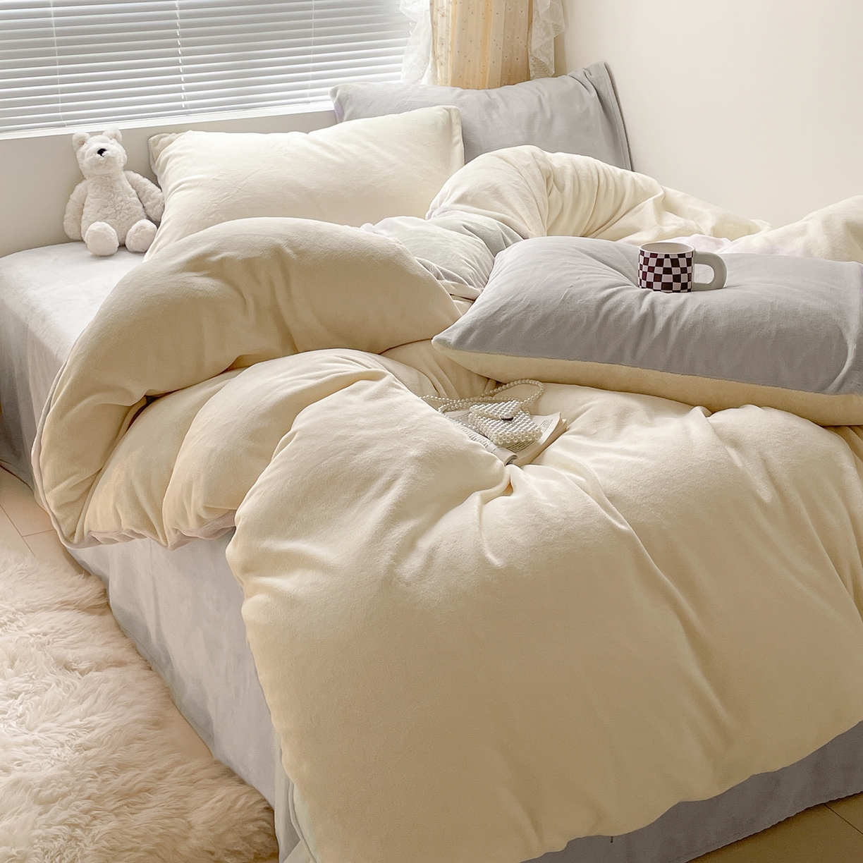 91家纺网 家纺一手货源 找家纺 蓝极人 2025新款纯色双拼牛奶绒四件套190克 奶黄+米灰