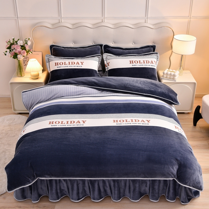 91家纺网 家纺一手货源 找家纺 绒宴 2025新款8.5斤牛奶绒金貂法莱绒床裙款保暖四件套 绅士条纹