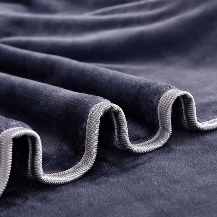 91家纺网 家纺一手货源 找家纺 绒宴 2025新款8.5斤牛奶绒金貂法莱绒床裙款保暖四件套 绅士条纹