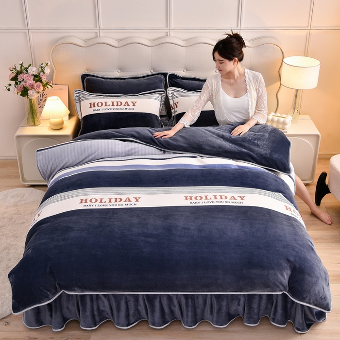 91家纺网 家纺一手货源 找家纺 绒宴 2025新款8.5斤牛奶绒金貂法莱绒床裙款保暖四件套 绅士条纹