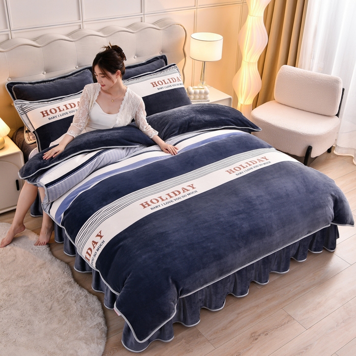 91家纺网 家纺一手货源 找家纺 绒宴 2025新款8.5斤牛奶绒金貂法莱绒床裙款保暖四件套 绅士条纹