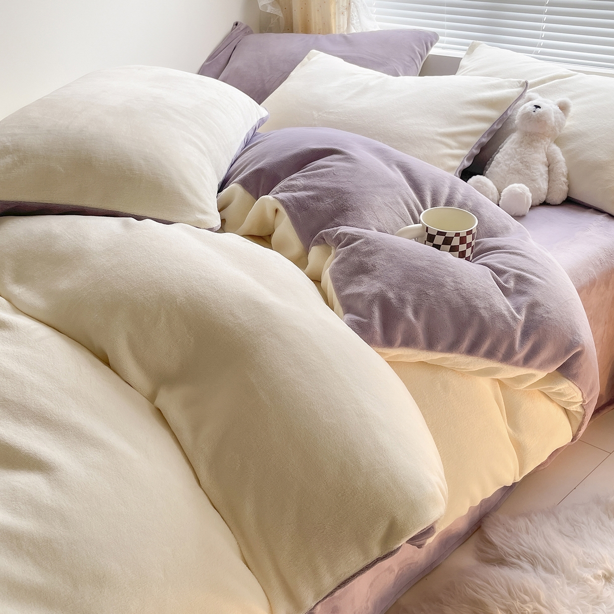 91家纺网 家纺一手货源 找家纺 蓝极人 2025新款纯色双拼牛奶绒四件套190克 奶黄+浅紫