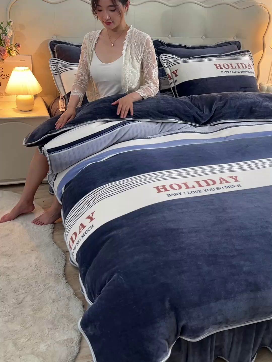 91家纺网 家纺一手货源 找家纺 绒宴 2025新款8.5斤牛奶绒金貂法莱绒床裙款保暖四件套 绅士条纹