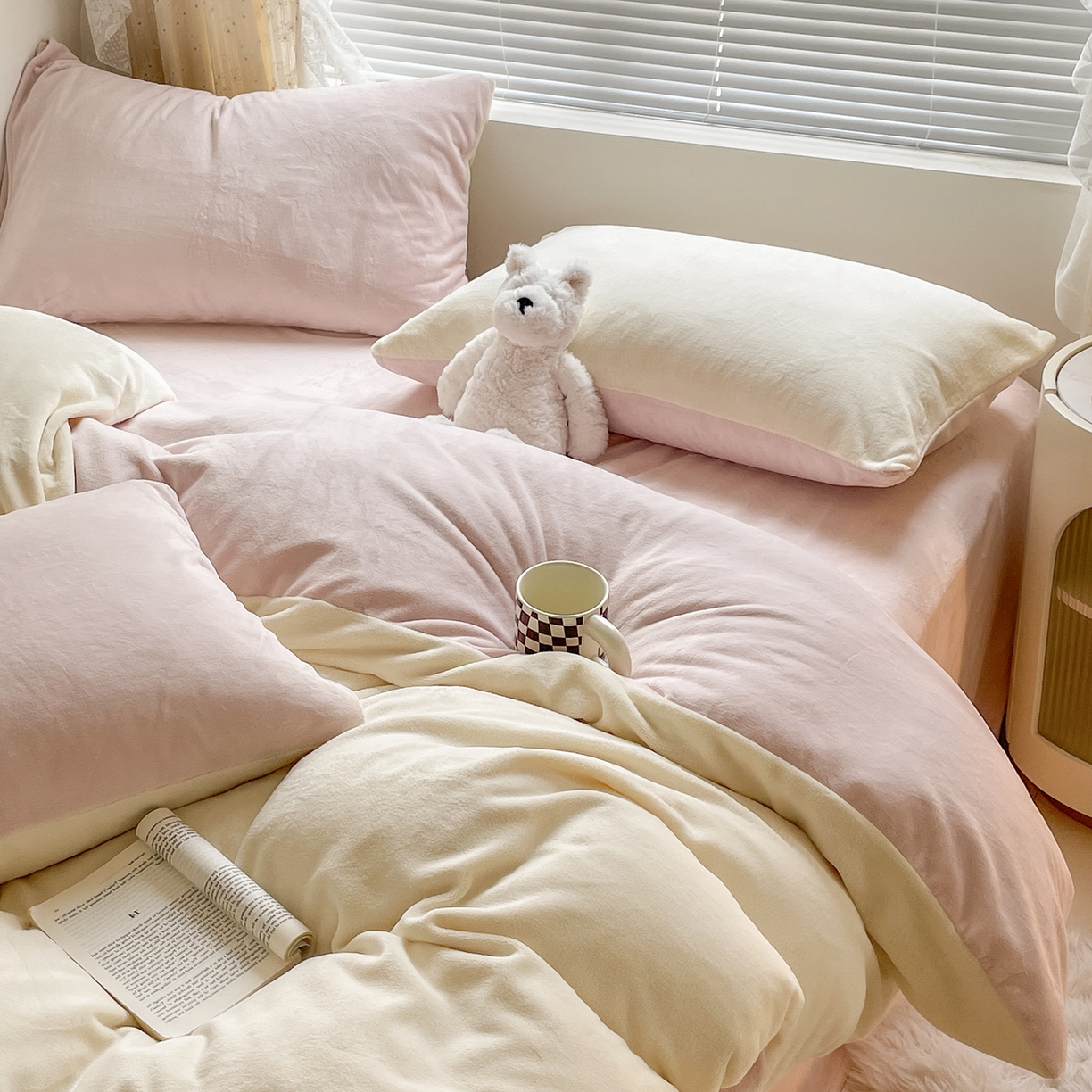 91家纺网 家纺一手货源 找家纺 蓝极人 2025新款纯色双拼牛奶绒四件套190克 奶黄+桃粉