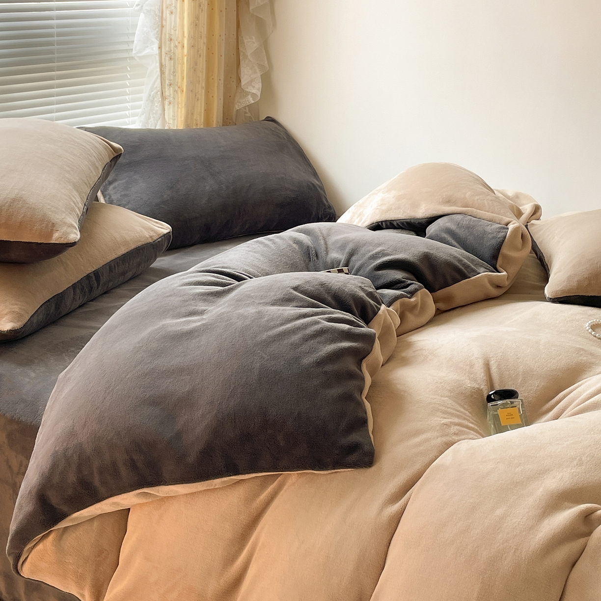 91家纺网 家纺一手货源 找家纺 蓝极人 2025新款纯色双拼牛奶绒四件套190克 奶咖+深灰