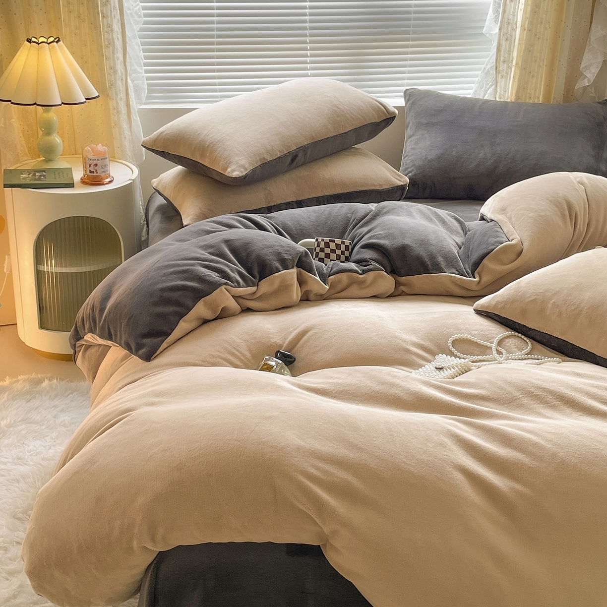 91家纺网 家纺一手货源 找家纺 蓝极人 2025新款纯色双拼牛奶绒四件套190克 奶咖+深灰